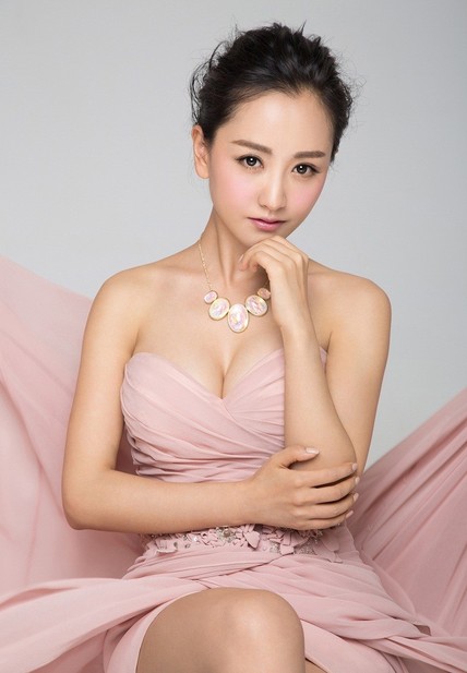杨蓉甜蜜写真曝光 《宫锁连城》毓秀