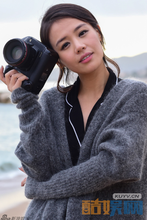 马思纯在戛纳电影节化身摄影师，在海滩上大展摄影技巧，凸显文艺女青年的一面。