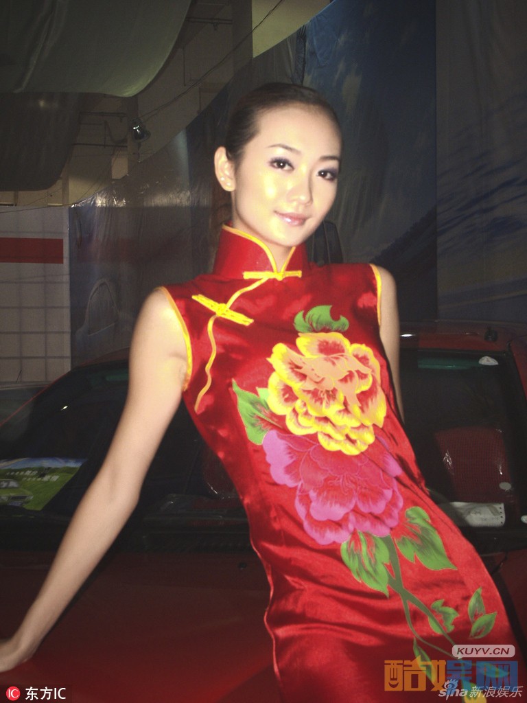 2003年9月，二十一岁的王鸥初出道，在广西展览馆车展上担任车模，后在第四届CCTV模特电视大赛全国总决赛最上镜奖。然后转型进入影视圈