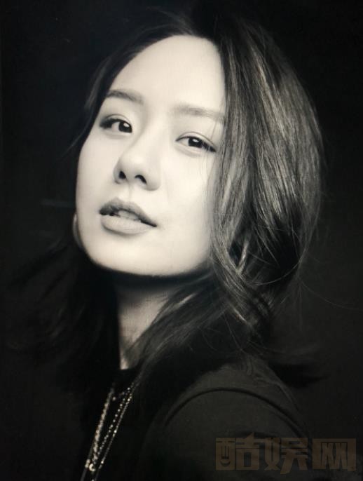 张晔子黑白色系写真