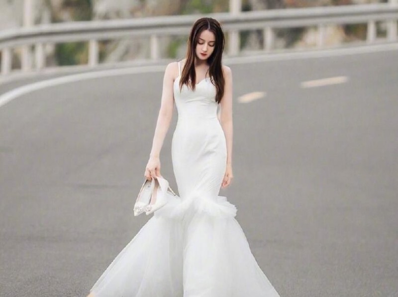 迪丽热巴穿婚纱上高速，弯腰的那一刻，网友：我心动了！