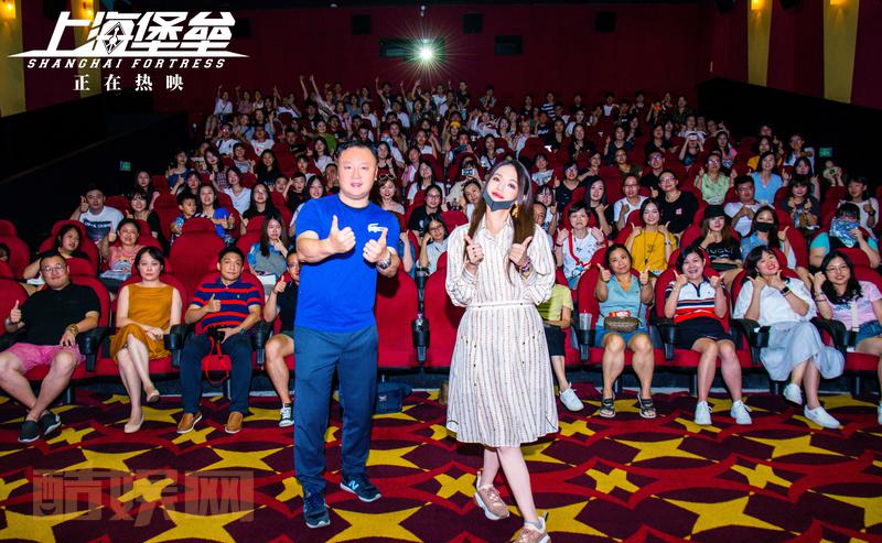 #电影上海堡垒# 路演进行时，上海+深圳站全年龄共鸣感动持续引燃，观众暖心支持一路相伴。电影正在热映中，我们下一站，杭州见！ 